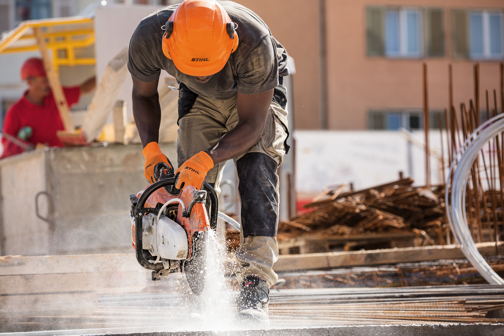 Un hombre trabaja en una obra con un disco para tronzadora STIHL TS 500i